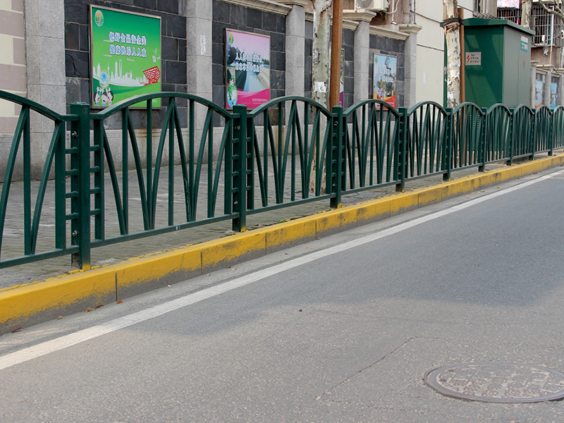 蘤(hua)式道路中(zhong)間護欄(lan)