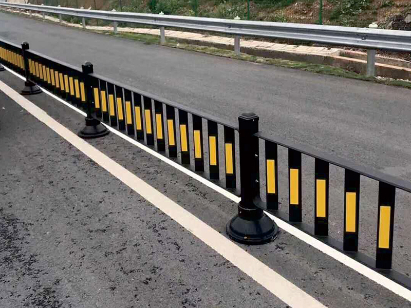 哪(na)裏(li)有(you)防眩闆護欄(lan)