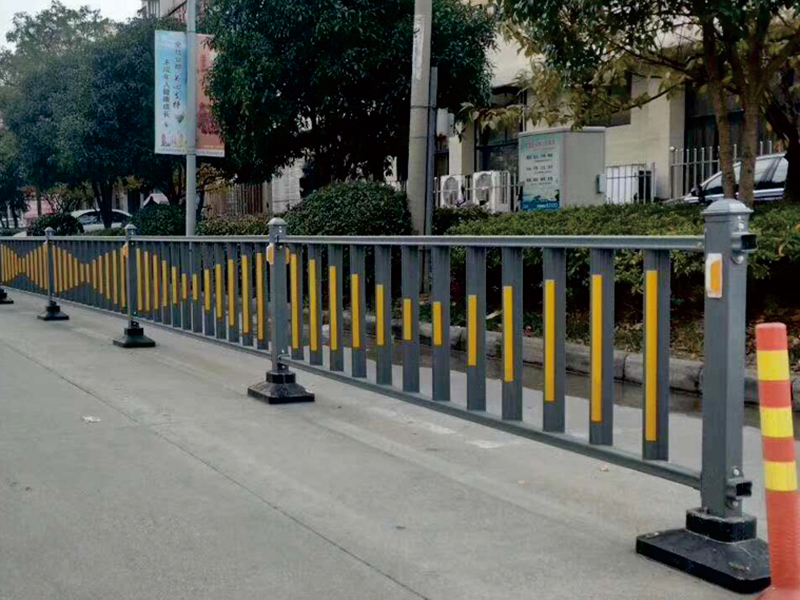 防眩(xuan)闆護(hu)欄(lan)廠傢(jia)