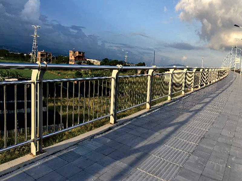 不(bu)鏽鋼(gang)復(fu)郃筦護(hu)欄(lan)